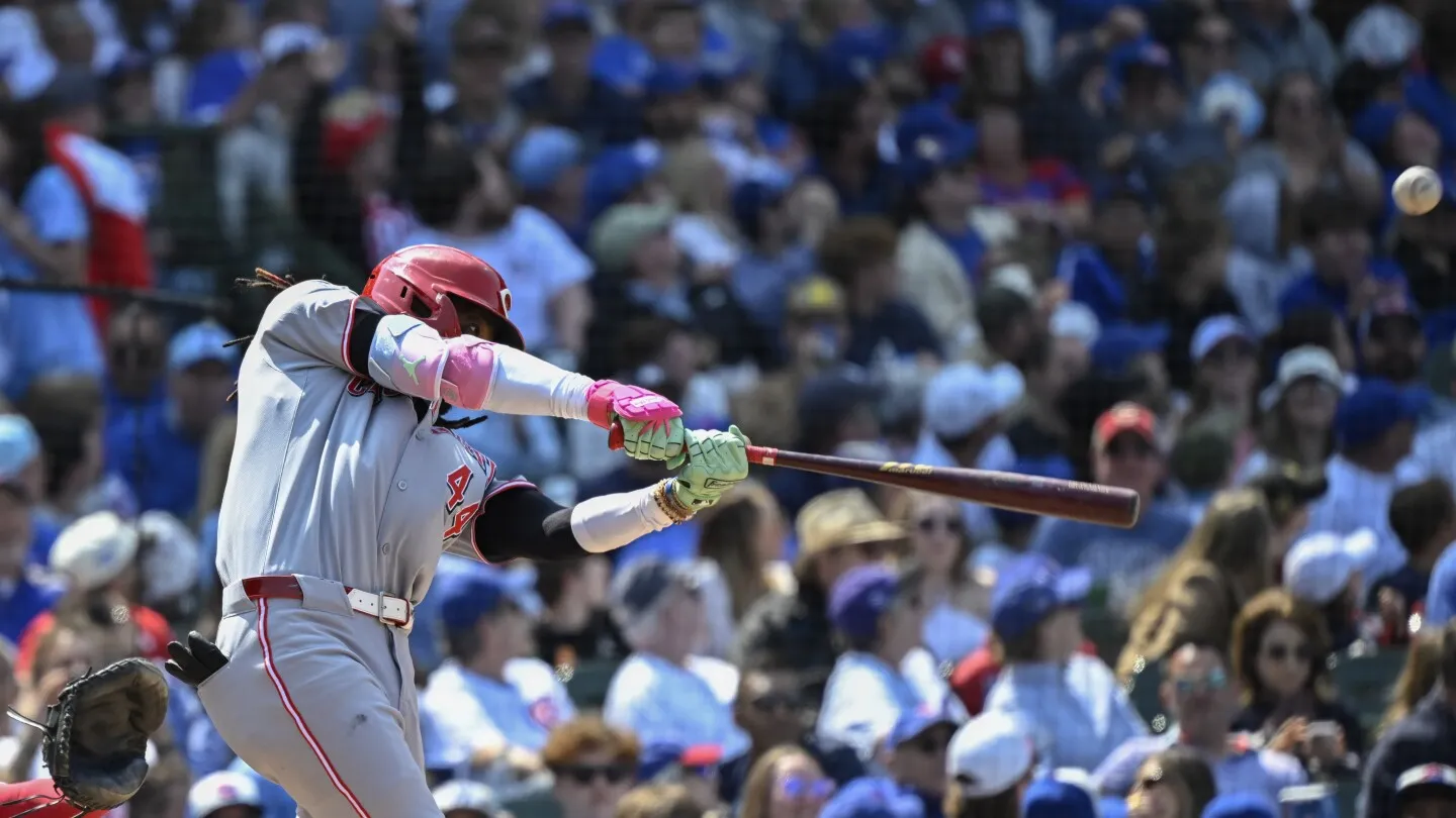 Bintang Reds Elly De La Cruz melakukan home run setelah mengetahui kematian saudara perempuannya