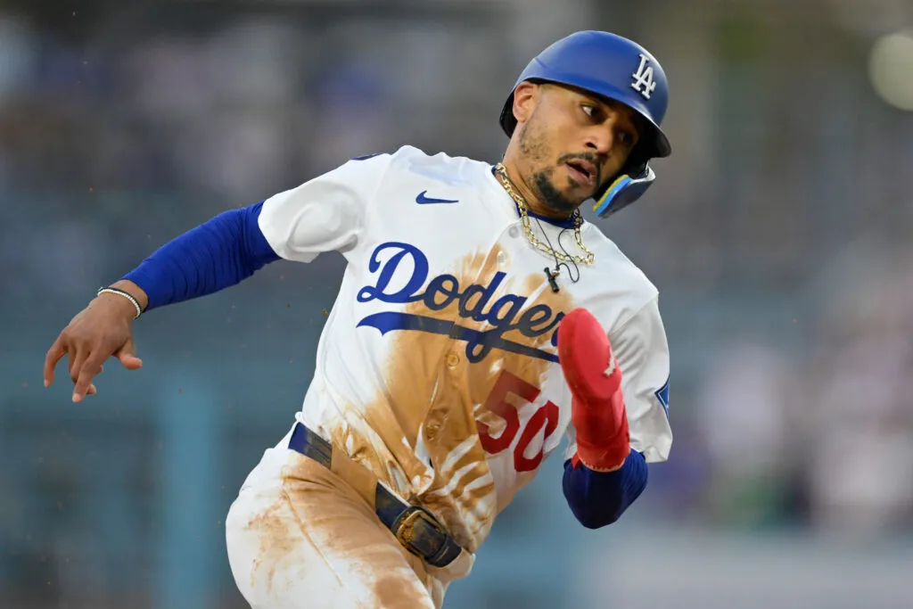 Mookie Betts Alami Patah Jari Kaki, Berharap Hindari Daftar Cedera