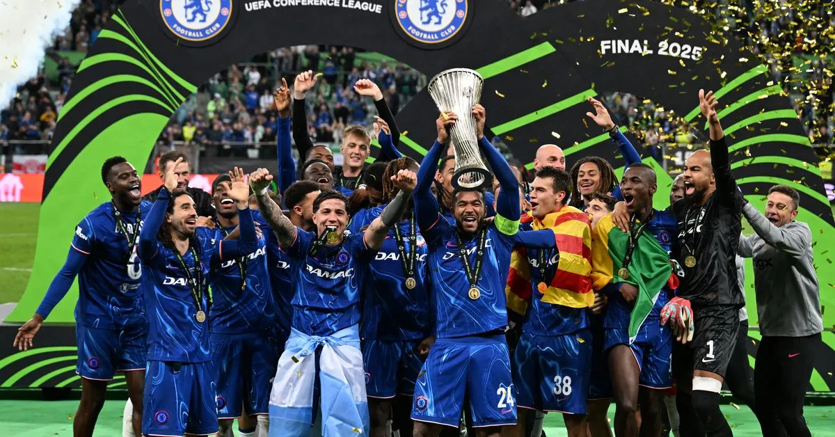 TONTON: Chelsea mengangkat trofi Liga Konferensi UEFA!